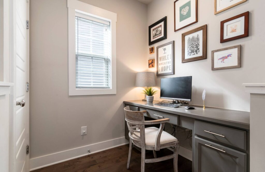 pretty-neat-Norman-ok-organized-work-spaces-for-the-family-small-built-in-home-office-desk