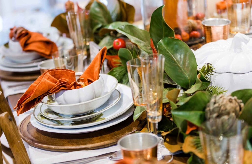 professional-home-organizing-moore-ok-organizing-tips-for-thanksgiving-beautiful-dining-table-place-settings-greenery-seasonal-colors-calm