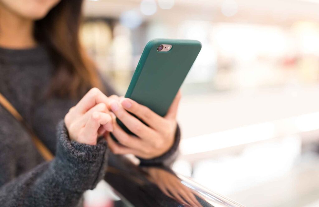 pretty-neat-yukon-ok-non-physical-ways-to-organize-woman-on-phone-scrolling-confidential-home-organization