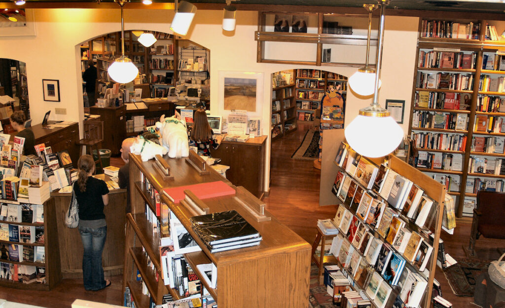 professional-home-organizer-gaillardia-country-club-ok-experience-gift-guide-local-bookstore-comforting-shop-small-decluttering