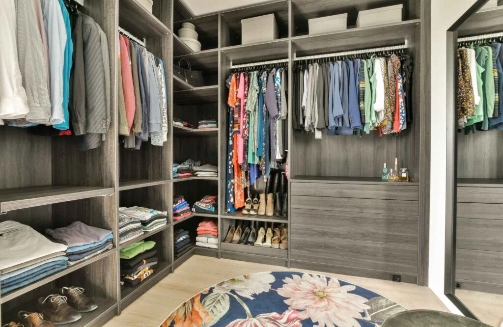 pretty-neat-yukon-ok-closet-organization-tips-large-walk-in-closet-neatly-organized-gray-drawers-shelves-colorful-rug-reduce-stress
