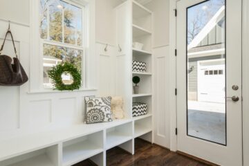professional-home-organizing-moore-ok-functional-drop-zones-mudroom-with-white-built-in-bench-and-shelves-with-baskets-hanging-purse-reduce-stress