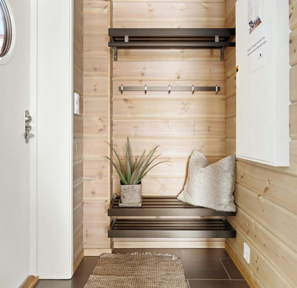 professional-home-organizing-yukon-ok-mudroom-organization-tips-home-entry-built-in-bench-with-coat-hooks-stained-wood-walls-comfortable